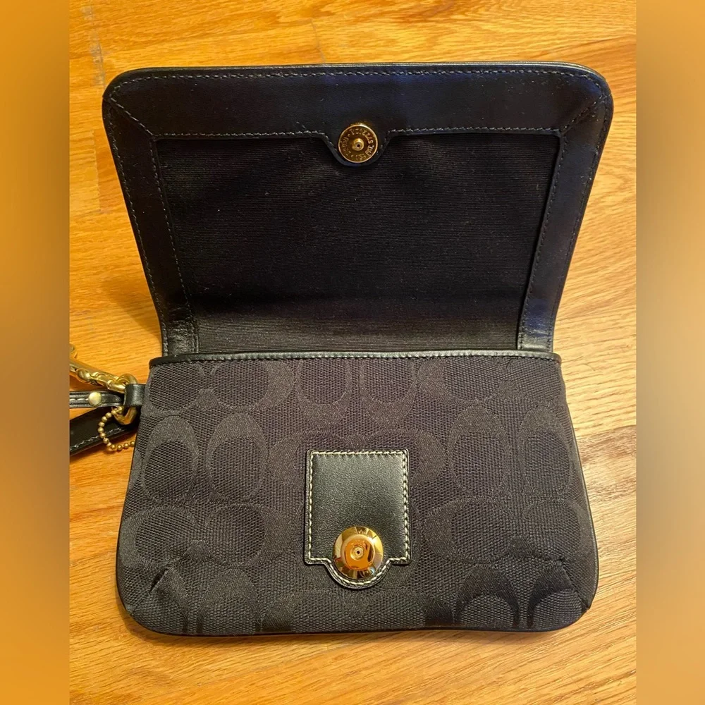 ⭐️HP⭐️🆕Coach wristlet - Picture 4 of 6